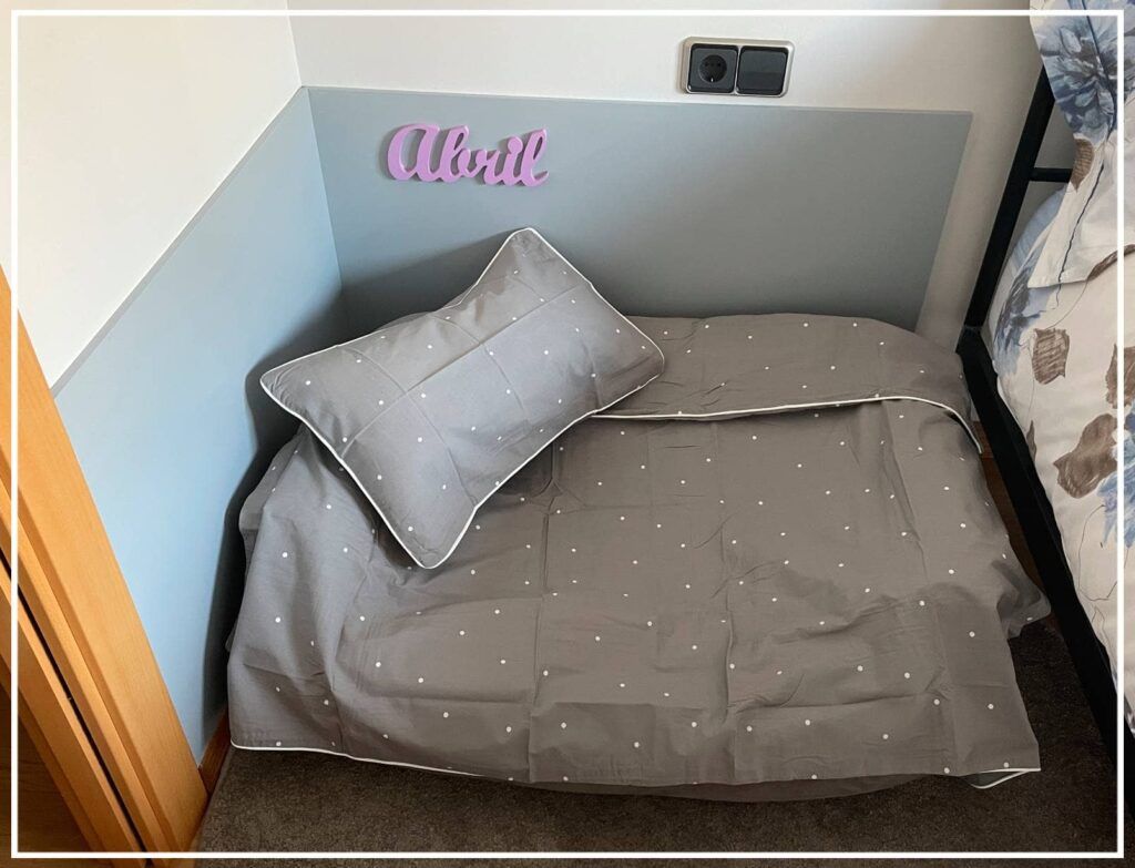 Cama gris de Abril