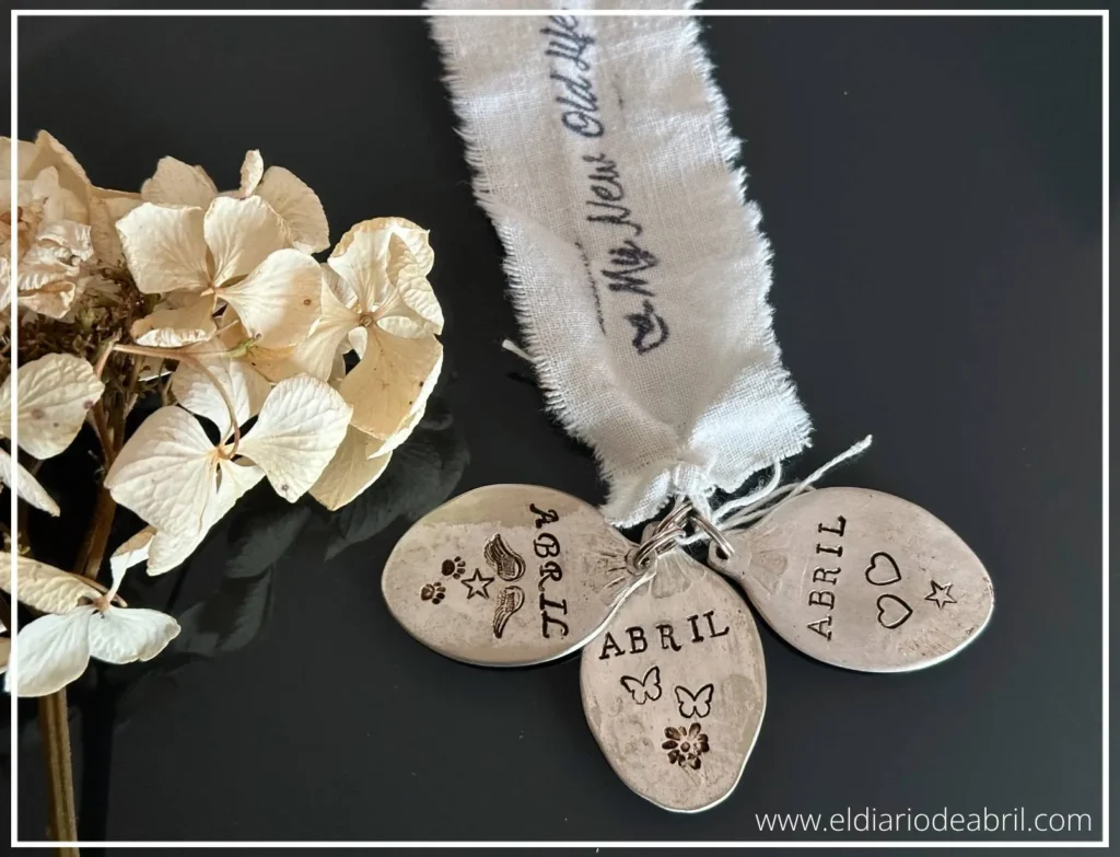 Detalle de placas identificativas para collares de perros
