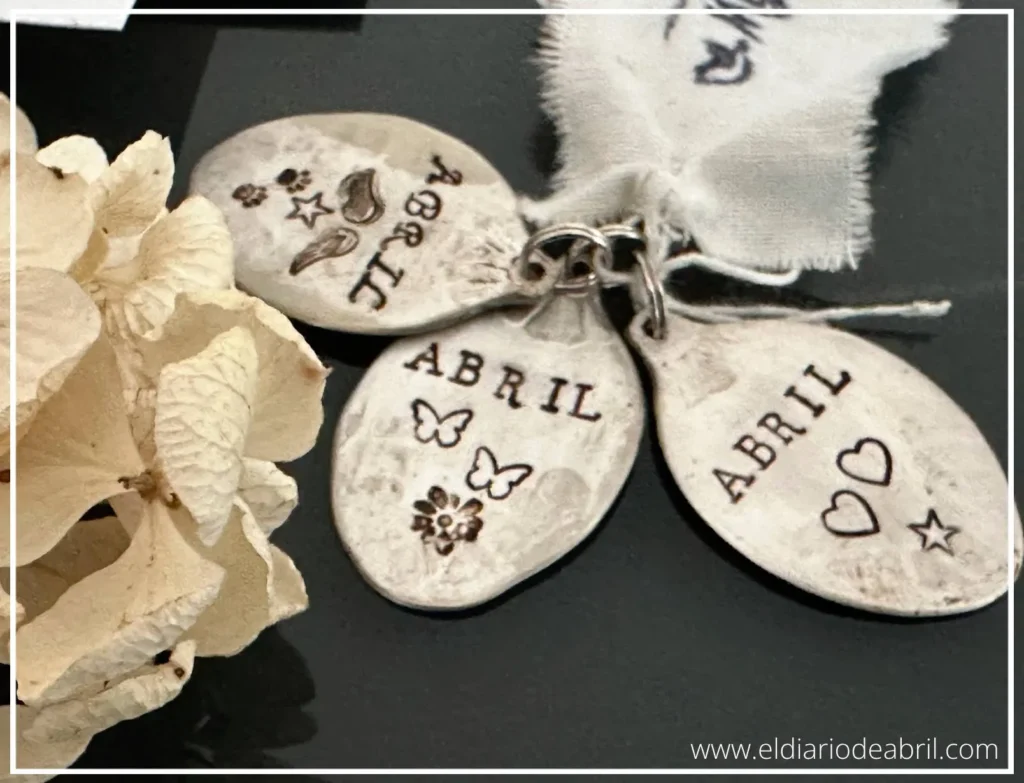Placas identificativas para collares de Eugenia Ferretti