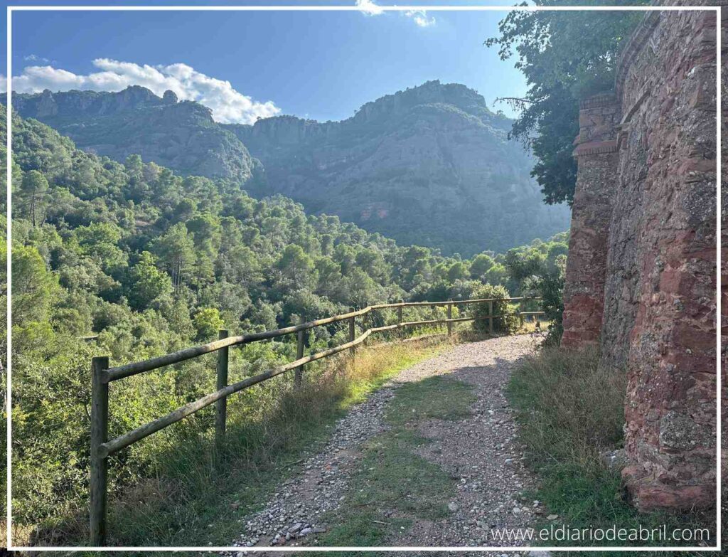 Senderos forestales y caminos que serpentean por el Parque Natural de Sant Llorenç del Munt, cerca del Marquet de les Roques.