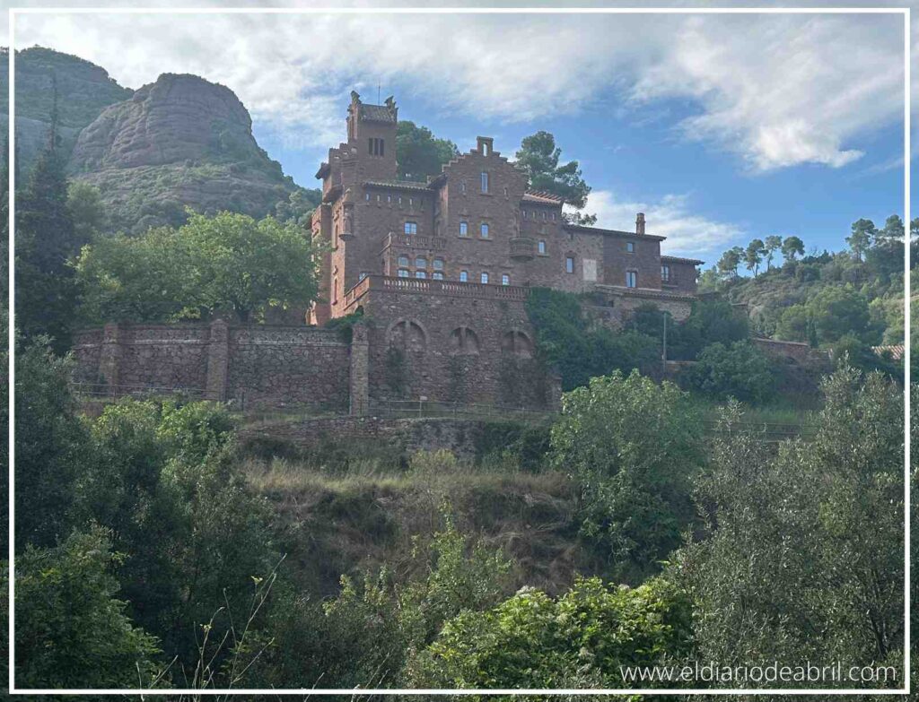 Panorámica del Marquet de les Roques y el verde Valle de Horta, destacando el contraste entre la edificación y la naturaleza.