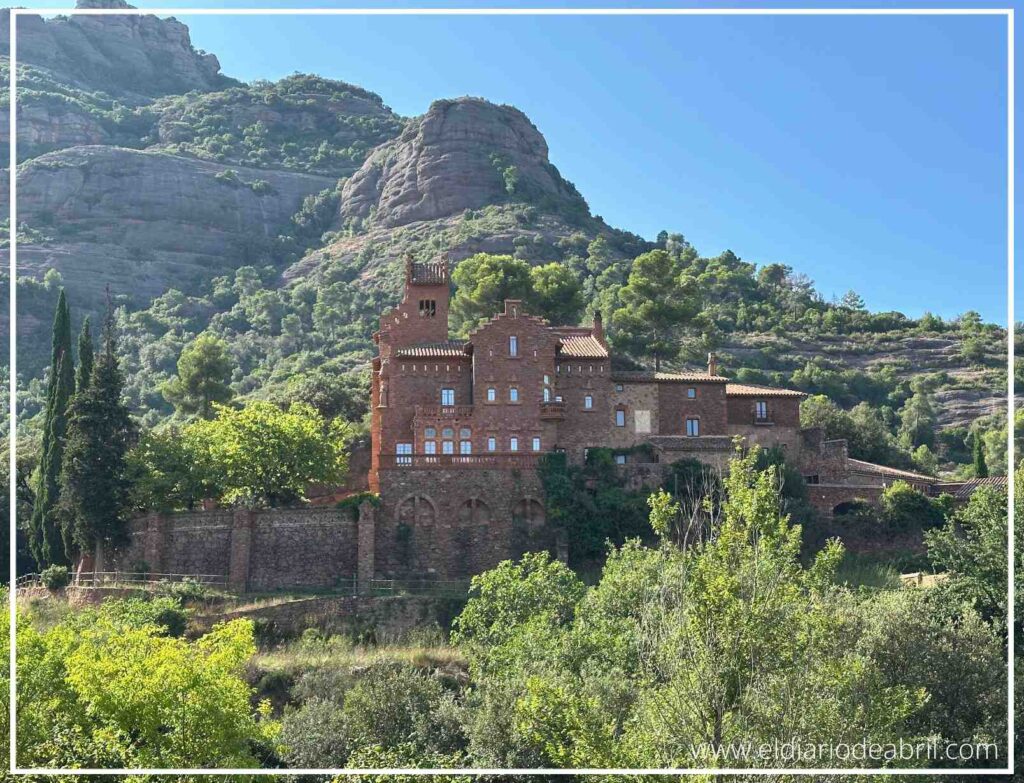 Impresionantes vistas del Marquet de les Roques, rodeado por las cimas del Parque Natural de Sant Llorenç del Munt i l'Obac.