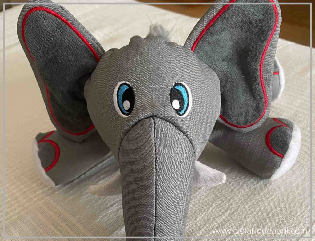 Primer plano de Abril mordiendo su elefante de peluche de Kong