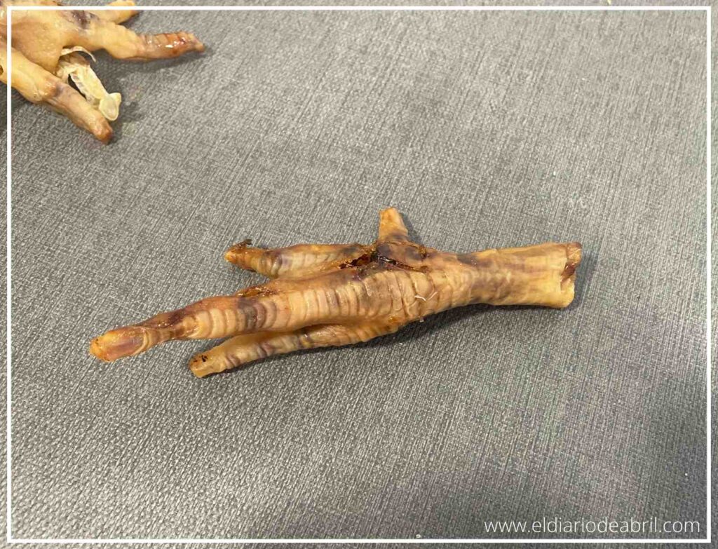 Un primer plano de la pata de pollo Milú, el snack natural que ha conquistado el corazón y el paladar de nuestra Abril.