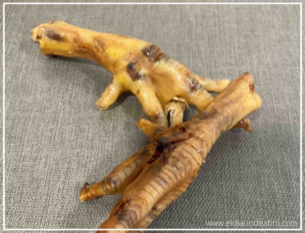La felicidad de Abril al recibir su premio. Las patas de pollo Milú son su capricho preferido para cualquier momento del día.