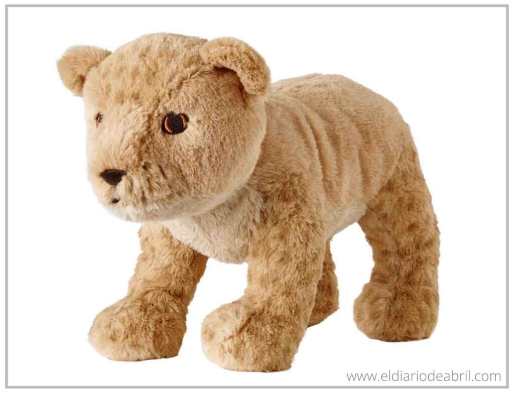 Detalle del peluche de león de color crema, el nuevo juguete interactivo que Abril disfruta en casa.