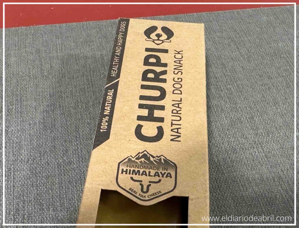 Fotografía del lateral de la caja de Churpi donde se lee el nombre de la marca y su función como mordedor duradero.