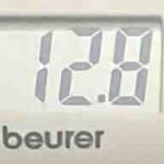 Pantalla digital de una báscula Beurer mostrando un peso de 12.8 kg